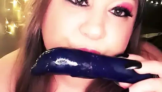 Bu oyuncağı keşke sen olsaydın diye emiyor!