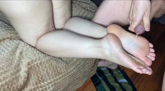 Uzun yağlı ayak masajından sonra ayak sikişi ve ayak tabanlarına yakın çekim boşalma