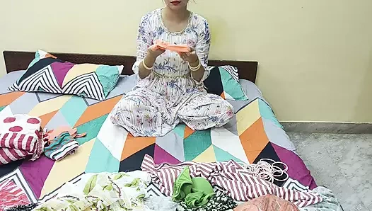 Bu gerçekten güzel Hintli kadını odamda ilk kez sikiyorum