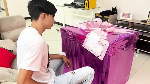 Üvey kız kardeşim sevgililer gününde hediye olarak geliyor, o emiyor ve ben yarağımla oynuyorum