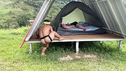 Küçük Hintli ormanda dinlenen bir kadın buluyor, götüne bakarken azıyor ve sonunda yarağını içine sokuyor.