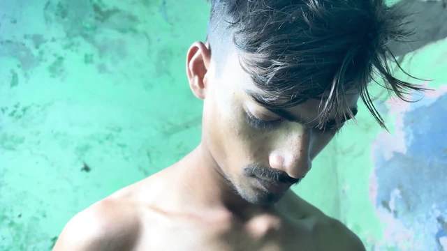 Hintli oğlan banyoda ustalık yapıyor