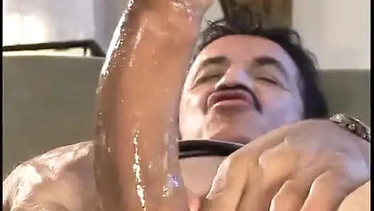 Sert anal sikiş bu seksi sarışın genç kızın sıkı göt deliğini genişletiyor