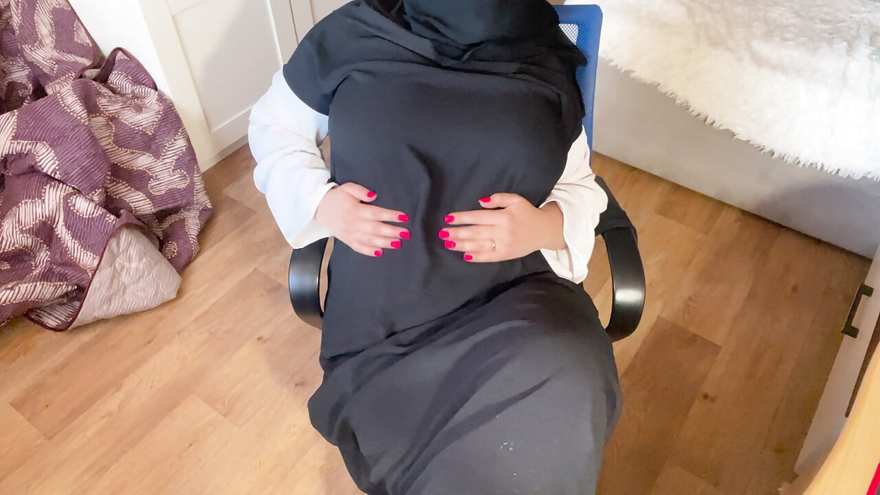 Tesettürlü güzel gözlü Türk xxx videosu külotlu çorapla mastürbasyon yapıyor