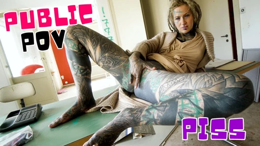 Pirsingli ve mürekkepli kızın herkesin içinde götünü sikiyor fışkırtıyor