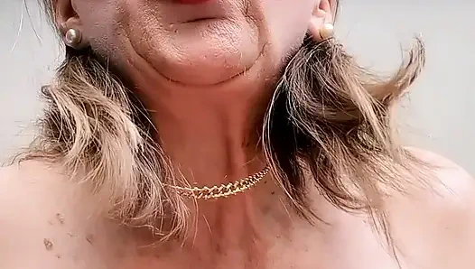 Büyük memeli nine amıyla oynuyor ve zevkle yüksek sesle inliyor