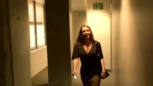 Janet Mason yatak odasında göğüsleriyle sikişiyor