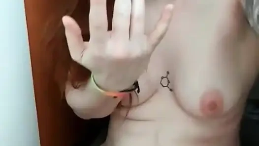 Zinde kızıl saçlı kadın duştan önce büyük klitorisini ovuyor ve sertçe boşalıyor