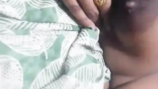 Yenge ateşli ve göğüslerle oynuyor