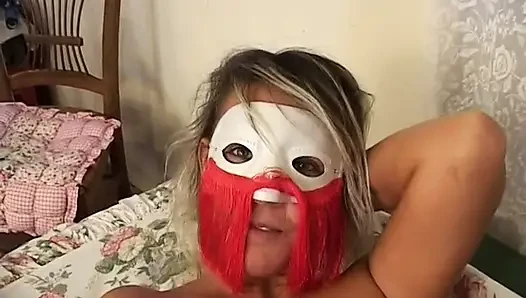İtalyan amatör kız maskeli sikiliyor