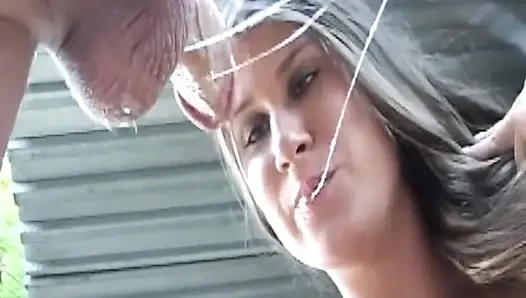 Sarışın orta yaşlı seksi kadın büyük yarağı sırıtana kadar dölle yutuyor