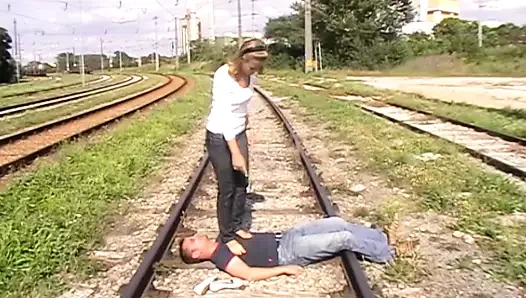 Prenses barby köleyi çiğniyor