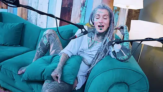 H hakkında konuşuyorum - mutluluk - asmr podcast sfw konuşuyor gotik sıska kız dreadlocks dövmeli model dövmeli kız