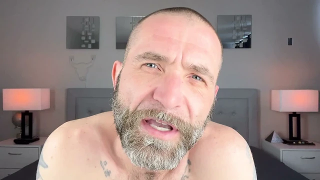Şu güzel oğlan babasının yarağını emiyor