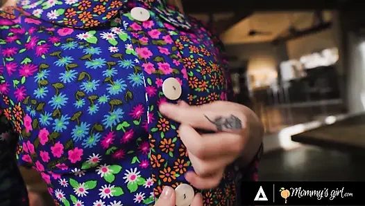 Annenin kızı - minyon fışkırtmalı coco lovelock baş aşağı orta yaşlı seksi kadın Lauren Phillips'in üzerine sıçramaya devam ediyor