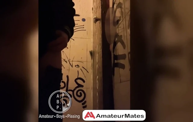 Bir barın tuvaletlerine işerken izleniyor...