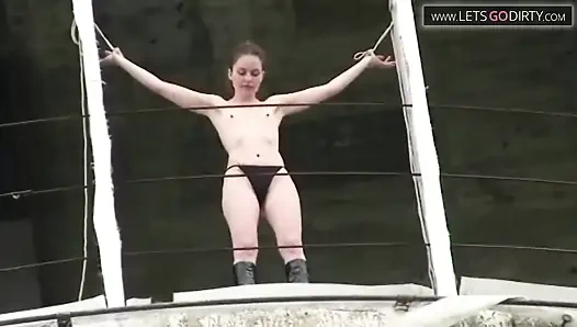 Küçük memeli seksi kız çıplakken bağlanıyor