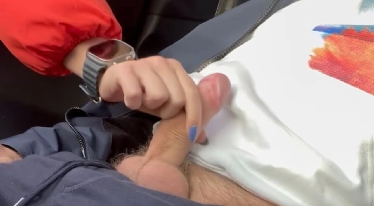 Yabancı kız boşalana kadar arabada mastürbasyon yaptı