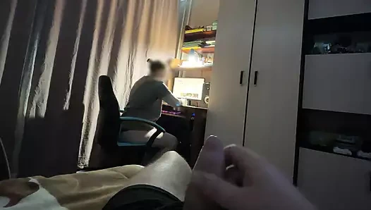 Üvey erkek kardeş uykunun yanında gizlice mastürbasyon yapıyor ve cezalandırıldı