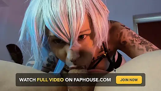 Cosplayer 69 pozisyonunda gırtlağına kadar sakso çekiyor