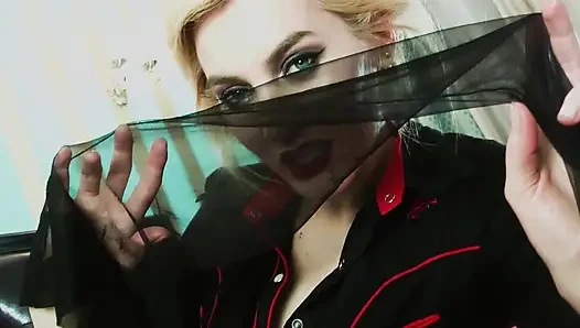 Üvey anne kokan naylon ayaklara tapıyor