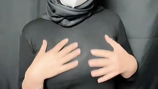 Göğüslerini göstermek, kıpırdanmak