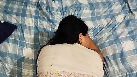 Büyük götlü tombul latin edepsiz yaşlı üvey babasını baştan çıkarıyor ve sonunda çok iyi sikişiyor