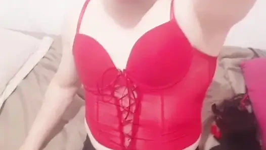 Seksi iç çamaşırı ve trans külot giyiyor