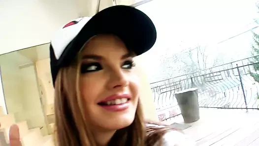 Suzie kedi yalamak için seviyor - bölüm 1