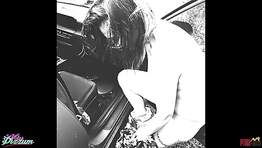 Ormanda fotoğraf çekimi dölleniyor ve üstüne işiyor