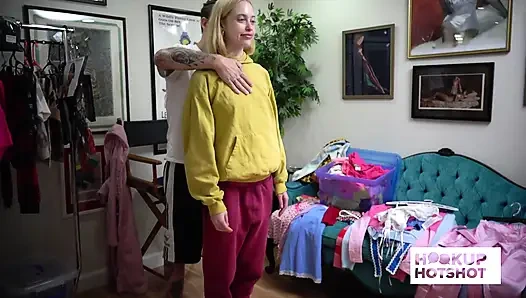 Bts - Chloe Cherry sahne arkasında amını ve dik göğüslerini gösteriyor!