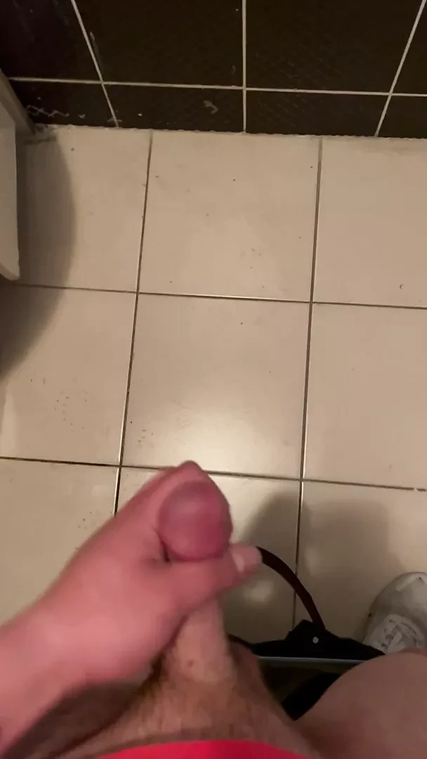 Umumi tuvaleti sikiyor ve mastürbasyon yapıyor