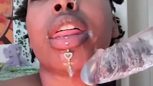 Zenci kadın dildo sakso çekiyor