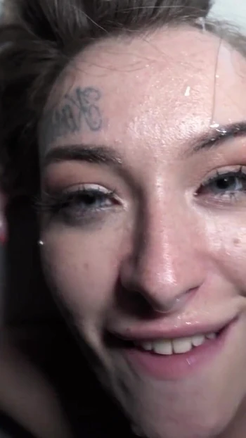 Завораживательный момент из "LIVING SCHOOL DESK УМОЛЯЕТ О ГЛОТКЕ - Tabitha Яд"