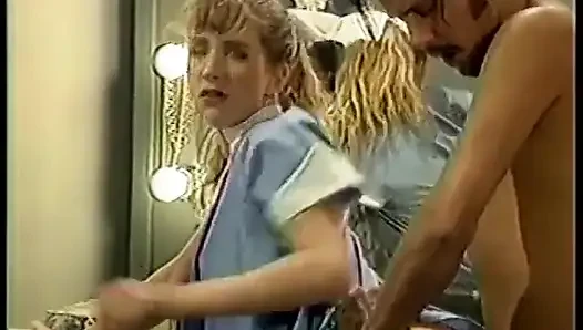 Arkası sıkı olan şehvetli esmer domalarak sikişiyor ve sonra boşalıyor