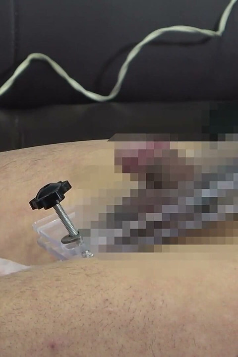 CBT: Kadın patronun çalışanlarının penis ve testislerine verilen cezalar arasında mandal, dövgü kürekleri, ip kaldırma ve ezici tahta testisleri ezmek yer alır.