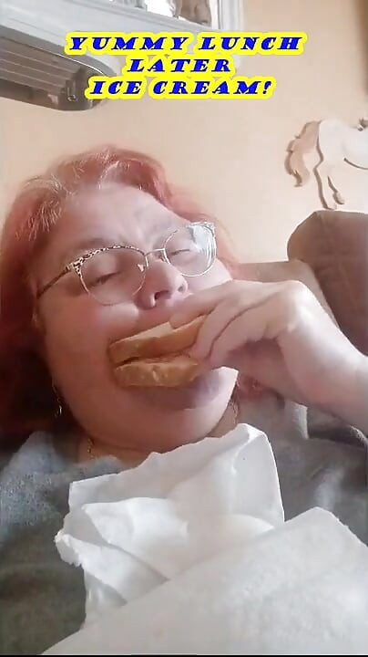 Hemşire Vicki burada öğle yemeği yiyor ve sonra lezzetli dondurmanın tadını çıkarıyor