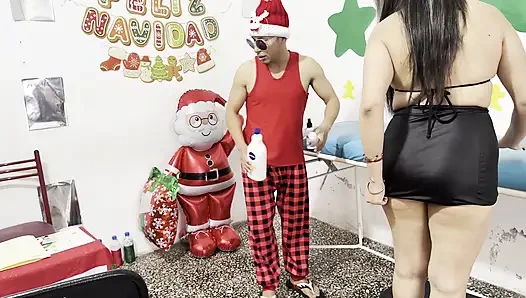 Mutlu sonlu bir masaj için geldi ve Noel sırasında atletik delikanlıya bindikten sonra lezzetli bir sikişle ayrıldı