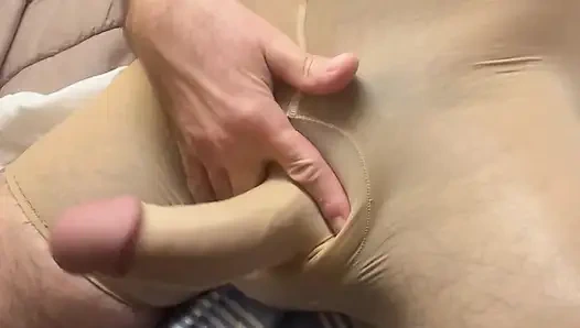 Naylon sheath içinde sert sikimle oynuyorum