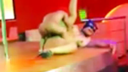 Cüce sahnede güzel bir latina lanet