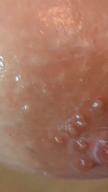 Зачаровывающий момент из "Наблюдаю, как моя милфа-жена показывает свое загорелое тело и большие натуральные сиськи, принимая душ и"