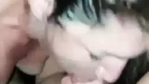 Sentou na pika depois caiu pro boquete