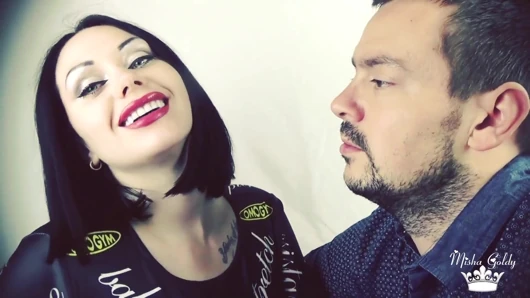 Alex'i kırmızı parlak rujla kapatıyor ve yüzünü öpüyor!