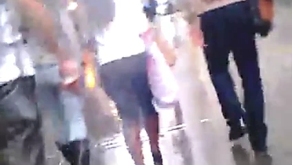 Hareket eden şişman bir kıçı olan ince beyaz kız