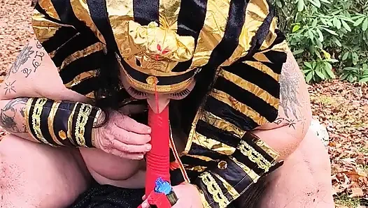 Ormanda bir dildo buldu yaramaz mı yoksa iyi mi olacak