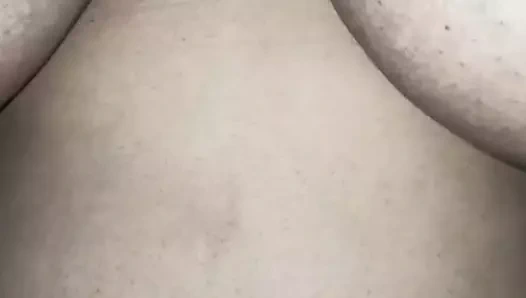 Zıplayan göğüsler arasında desi milf