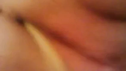 Kız iş yerinde kendini parmaklıyor.