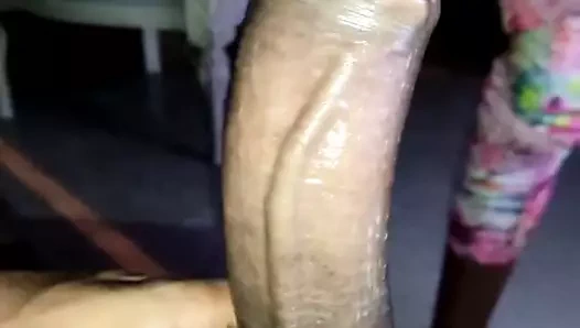 Kedi yeme ve siyah büyük çük binicilik