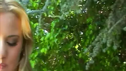 Büyük kavunlu sarışın fahişe komşus un büyük siyah yarağını götünde hissetmeyi her zaman mutlu ediyor