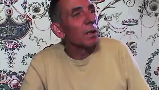 Büyük memeli orta yaşlı seksi kadın ve sevimli genç kız kanepede sikiliyor
